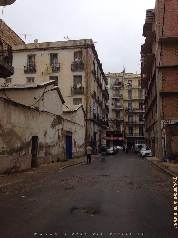 ORAN-Rue du cirque ,au bout Bd du 2eme Zouave . Sur la gauche , la porte bleue ce qui fut l'ecole Montaigne.jpg